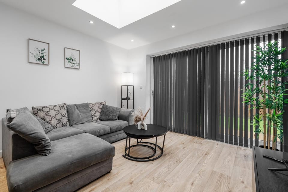 Group-Friendly 4BR House with Driveway Parking in Manchester House in Manchester