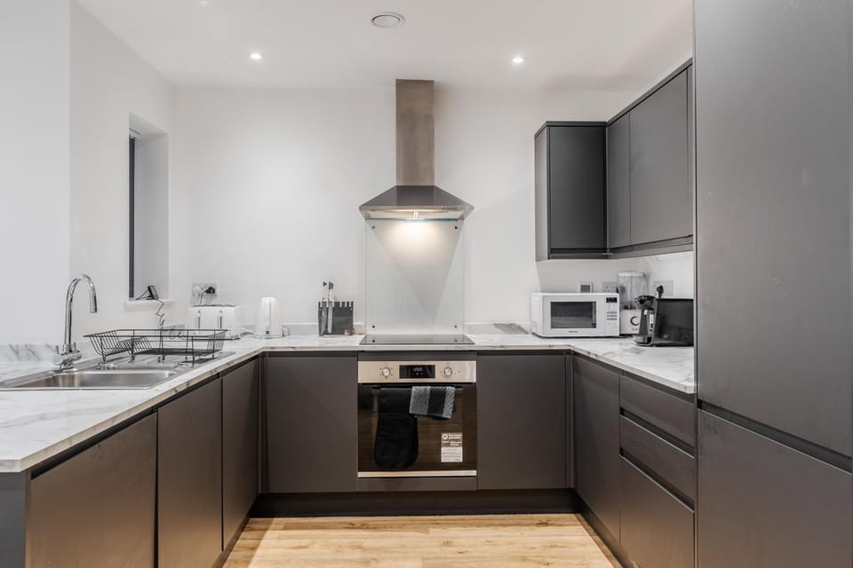 Group-Friendly 4BR House with Driveway Parking in Manchester House in Manchester