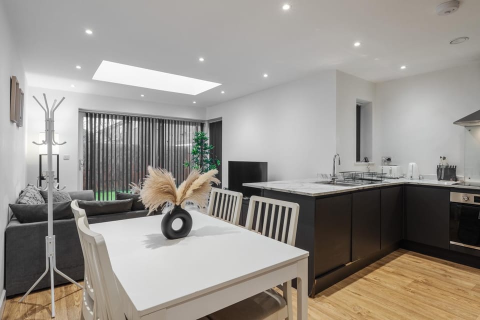 Group-Friendly 4BR House with Driveway Parking in Manchester House in Manchester