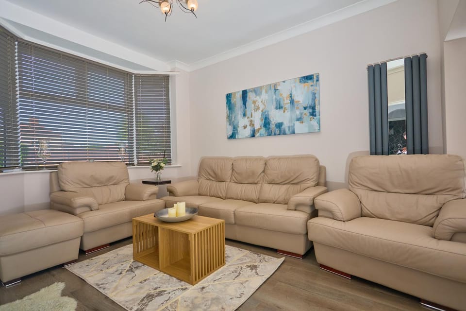 Birch Barn Retreat Spacious 4BR House with FREE Parking Sleeps 6 House in Northampton