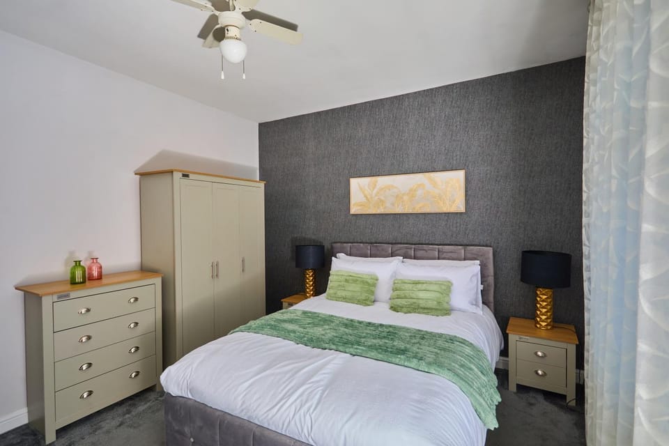 Birch Barn Retreat Spacious 4BR House with FREE Parking Sleeps 6 House in Northampton