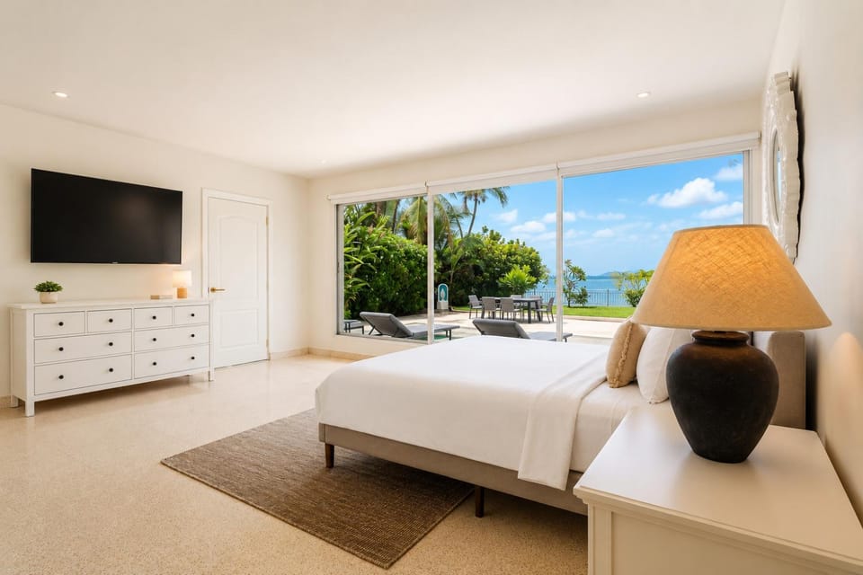 Bed, Natural landscape, TV and multimedia, Photo of the whole room, Bedroom