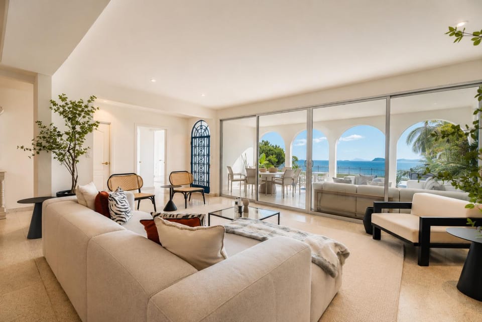 Communal lounge/ TV room, Natural landscape, Living room, Seating area, Dining area, Sea view