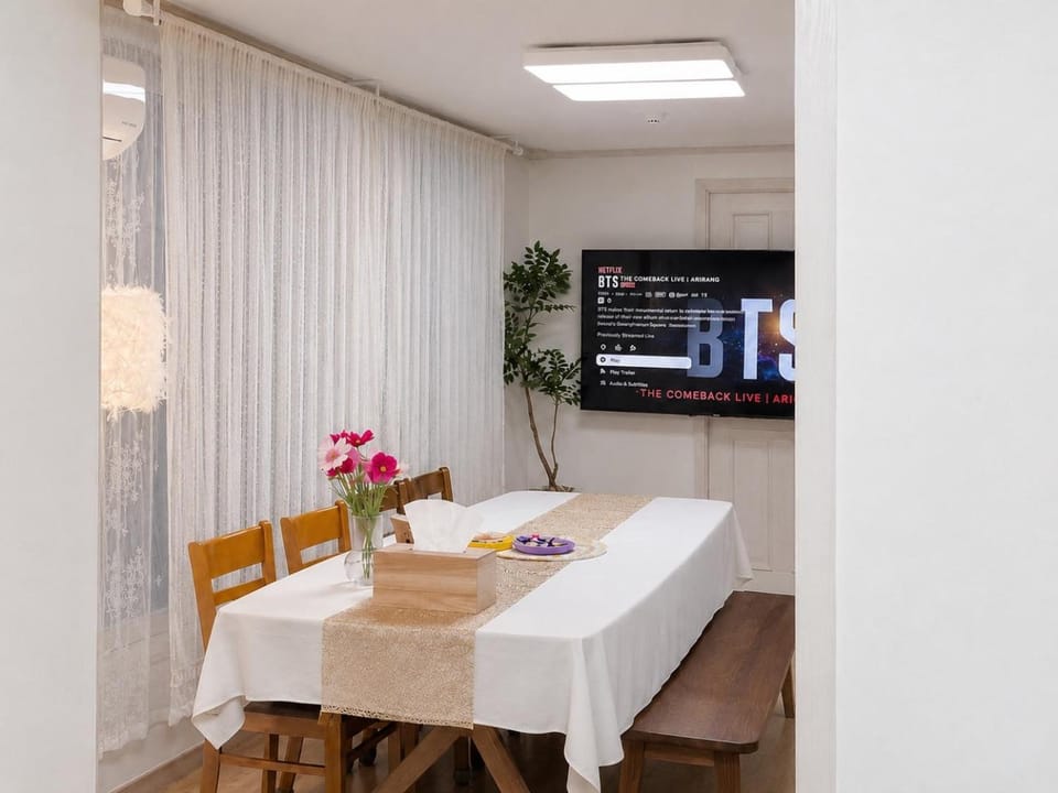 TV and multimedia, Living room, Seating area, Dining area