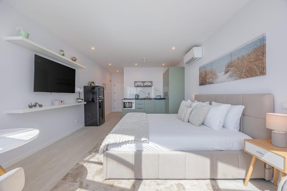 Bed, TV and multimedia, Kitchen or kitchenette