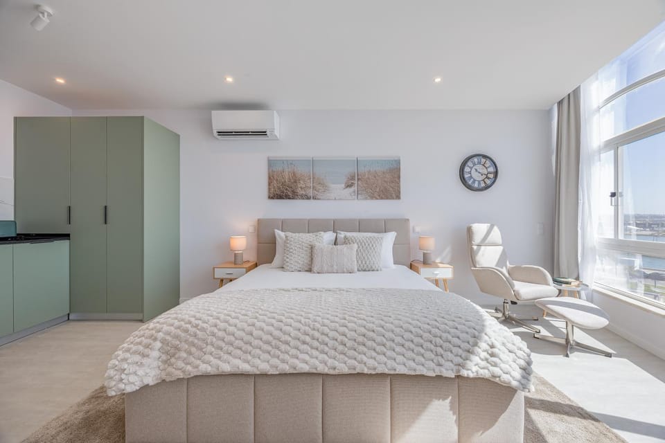 Bed, Photo of the whole room, Bedroom, air conditioner