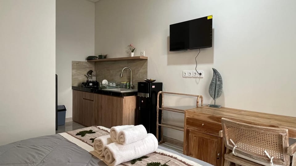 Bed, TV and multimedia, Kitchen or kitchenette, Photo of the whole room, Bedroom