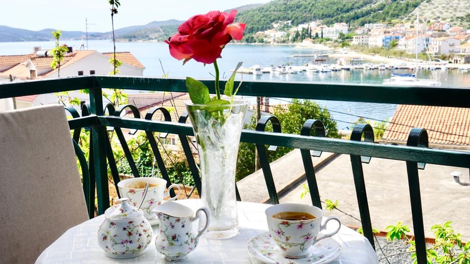 Patio, Day, Natural landscape, View (from property/room), Balcony/Terrace, Food and drinks, Dining area, Food, City view, Lake view, Mountain view, Sea view