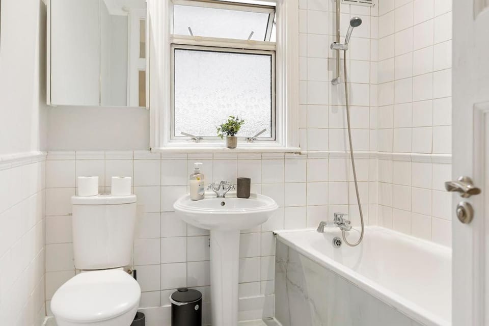 Private House With Garden very Fast access Ctr London Apartment in London