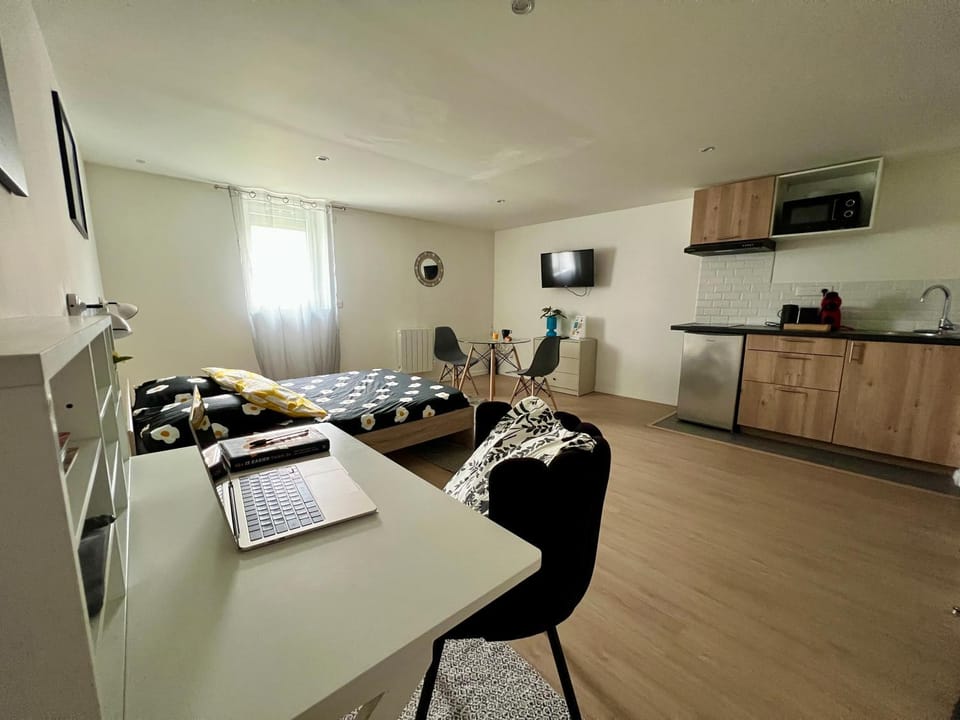 Studio Kyoto cosy jardin tout équipé pour les pros à 5min Gare Apartment in Nouvelle-Aquitaine
