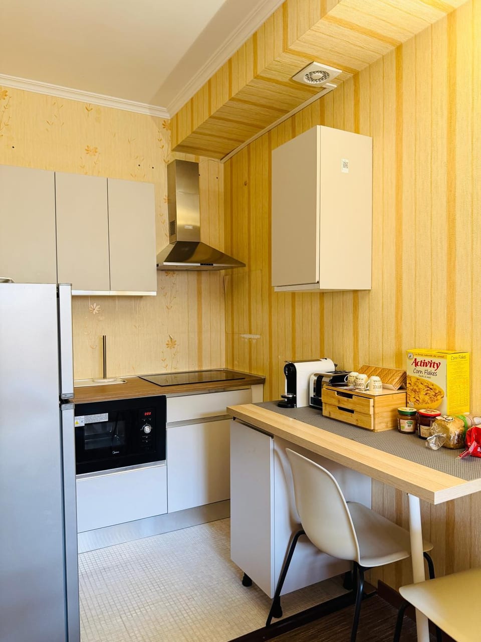 Coffee/tea facilities, Kitchen or kitchenette, oven, stove