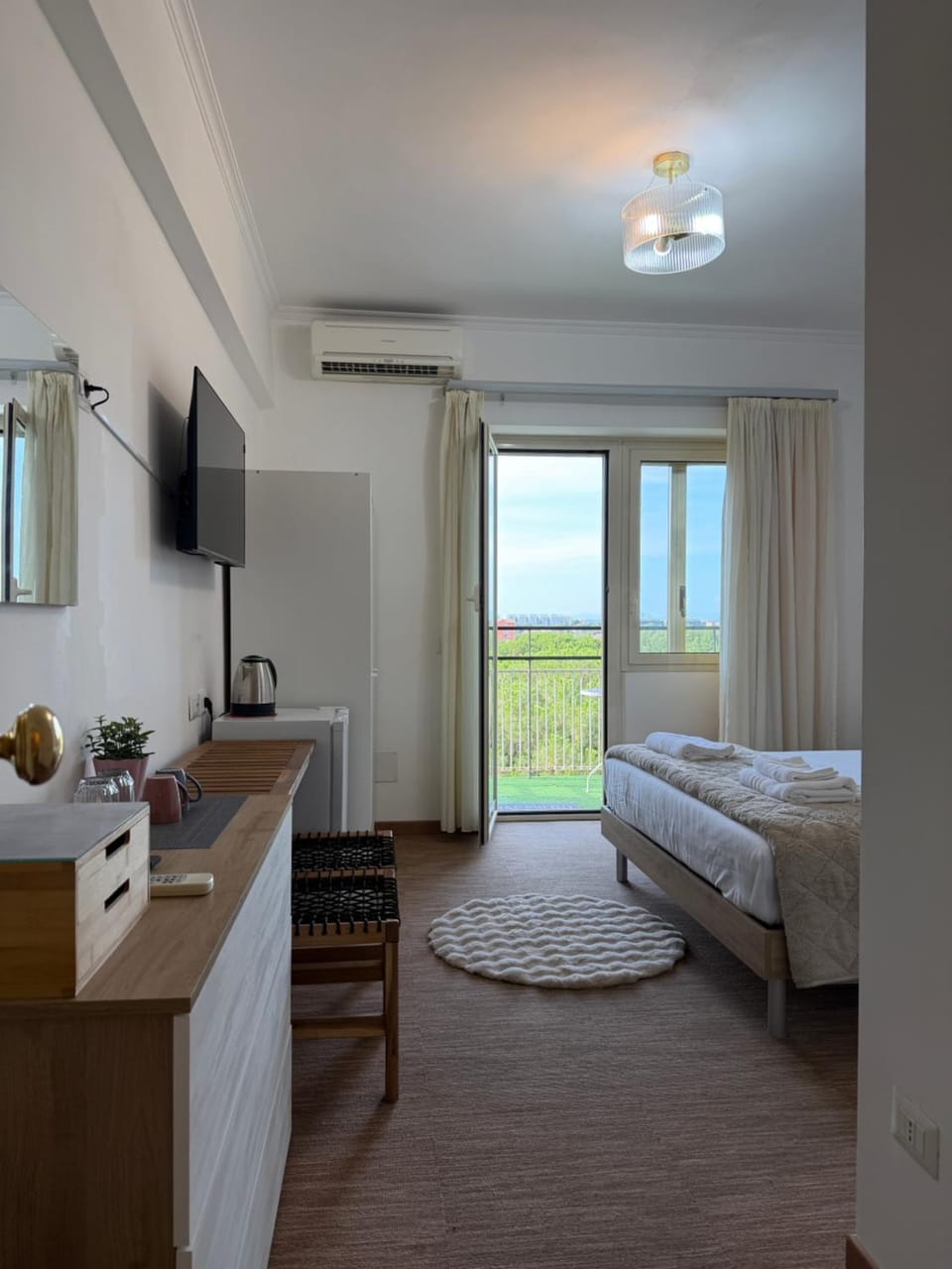 Bed, Natural landscape, TV and multimedia, towels, air conditioner