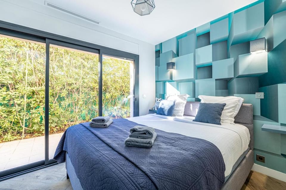 Photo of the whole room, Bedroom