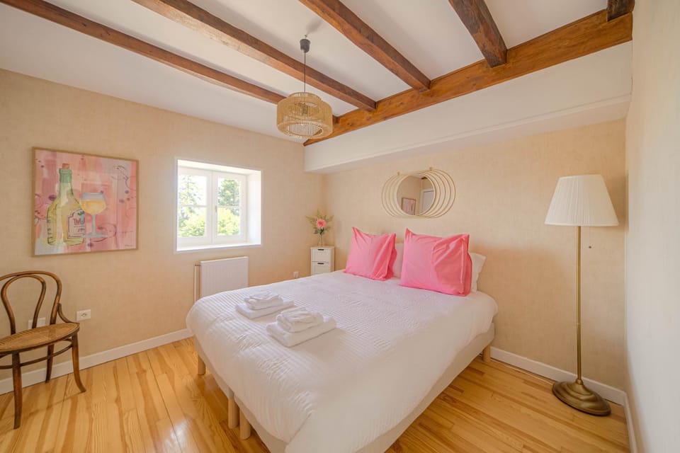 Bed, Bedroom, towels