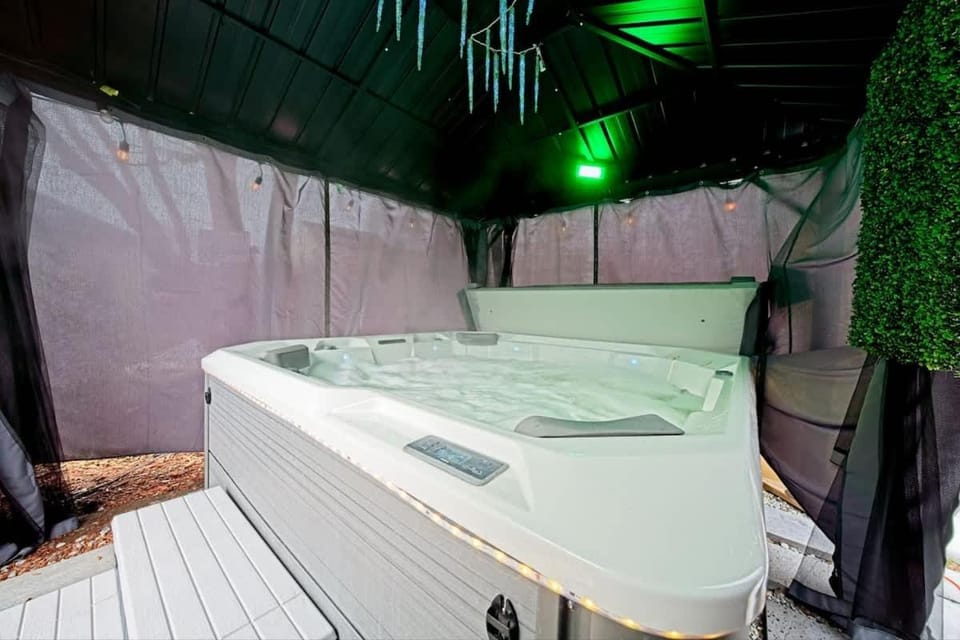 Luxe Coastal Retreat with Hot Tub & Fire Pit House in Falmouth