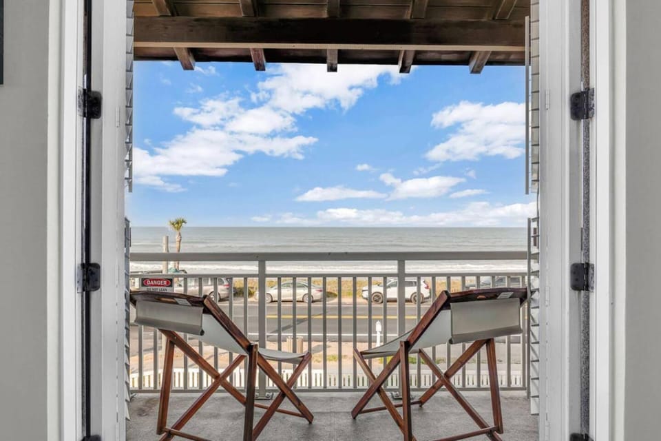 Oceanview Rooftop Patio|Firepit|Game Room|Bikes House in Flagler Beach