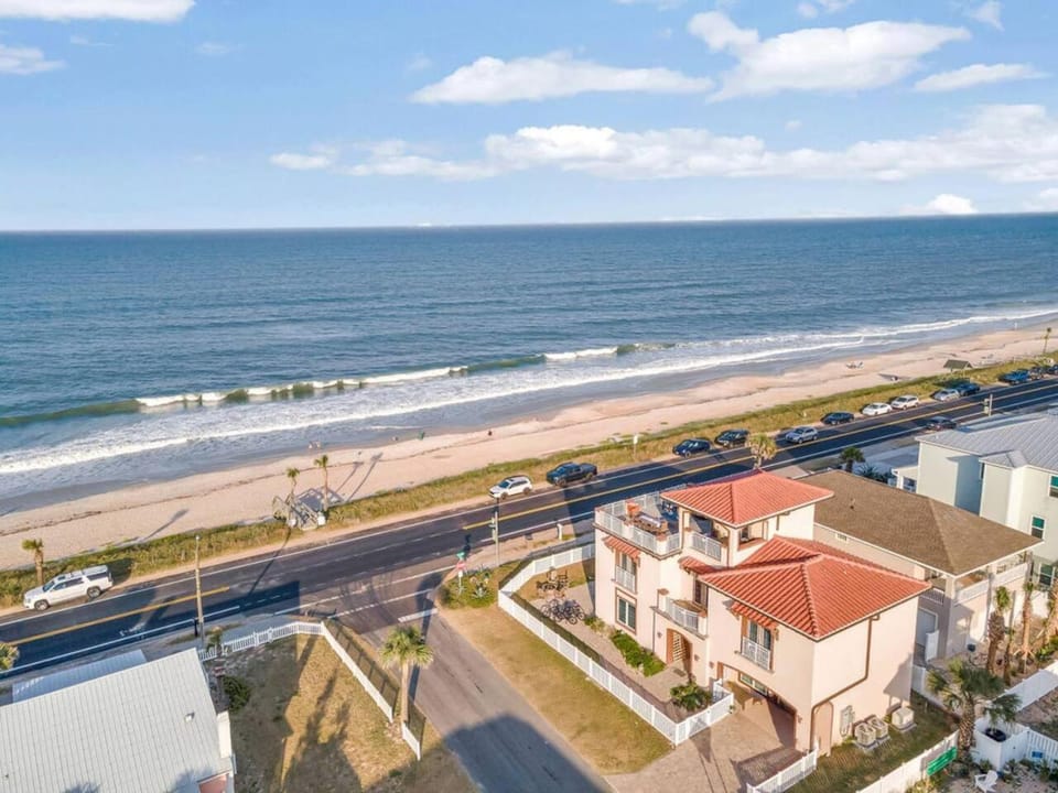 Oceanview Rooftop Patio|Firepit|Game Room|Bikes House in Flagler Beach