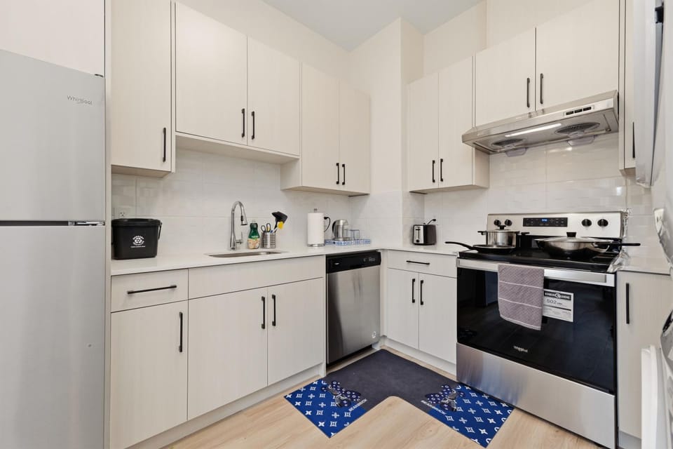 Sunnyside Cottage Suite 2BR near White Rock Apartment in Surrey