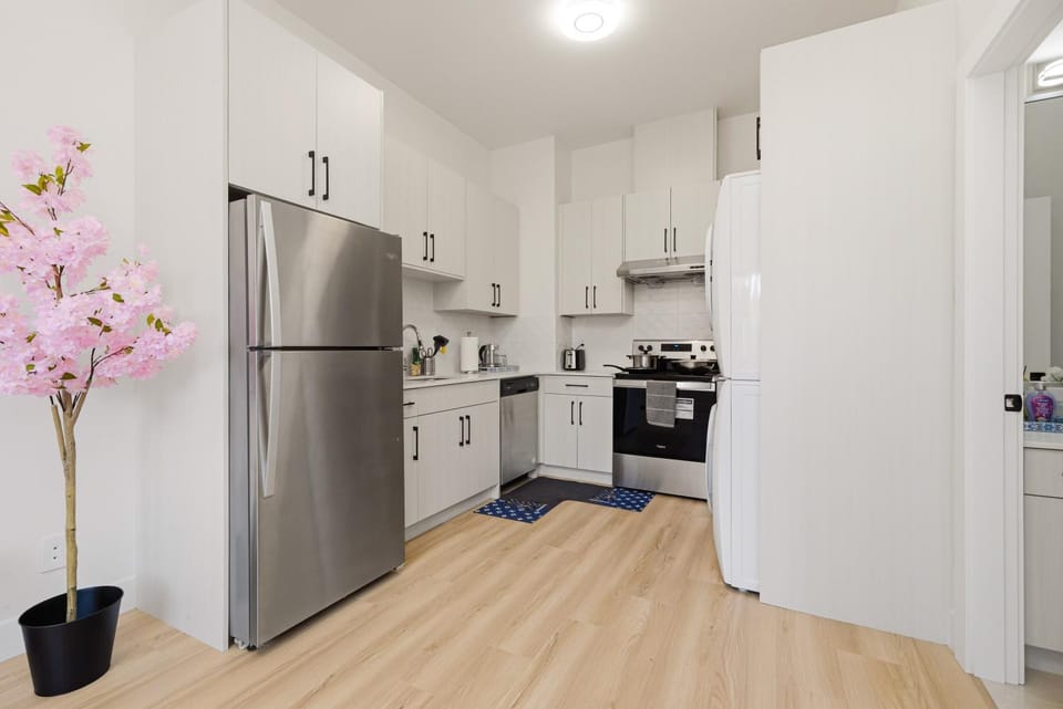 Sunnyside Cottage Suite 2BR near White Rock Apartment in Surrey