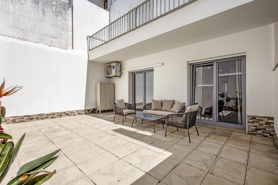 Property building, Patio, Balcony/Terrace, Dining area