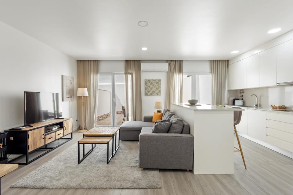Communal lounge/ TV room, TV and multimedia, Kitchen or kitchenette, Living room, Seating area, Dining area, oven