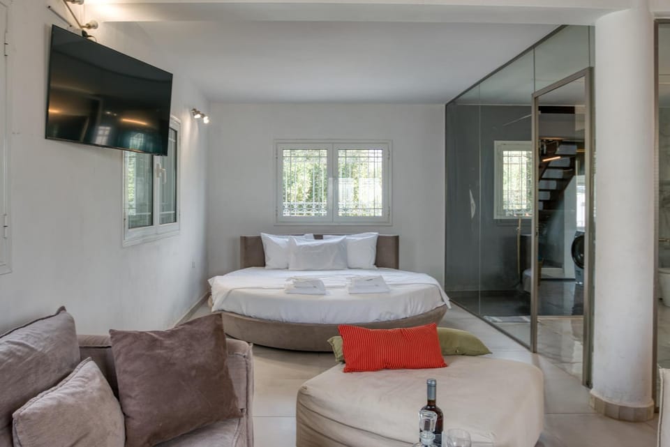 Bed, TV and multimedia, Bedroom