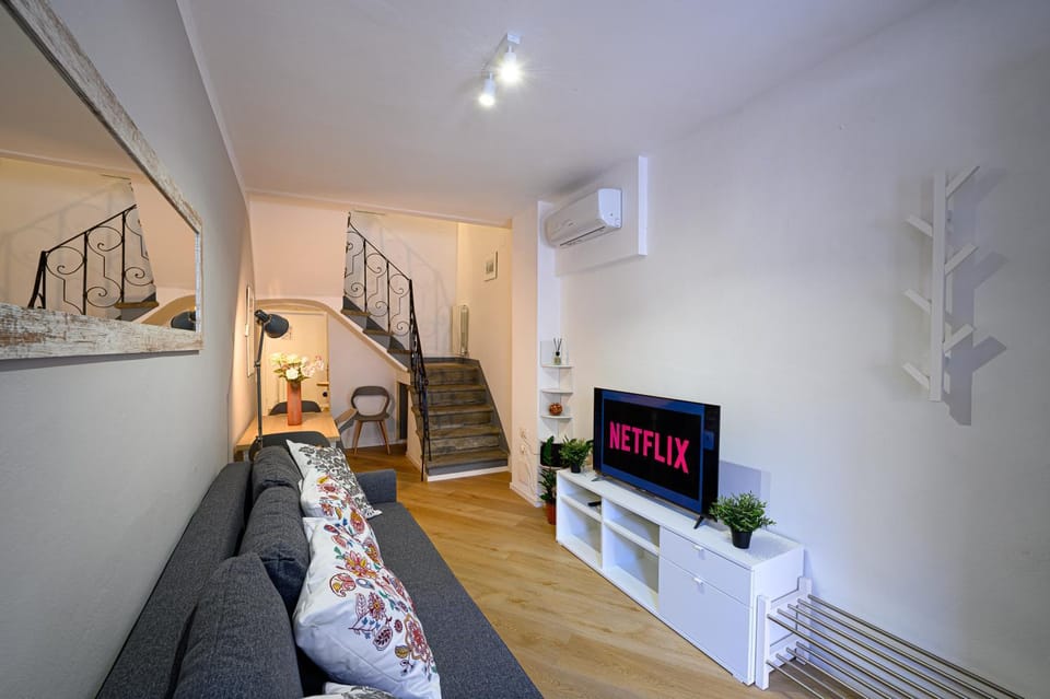 Communal lounge/ TV room, Living room, Seating area, Evening entertainment