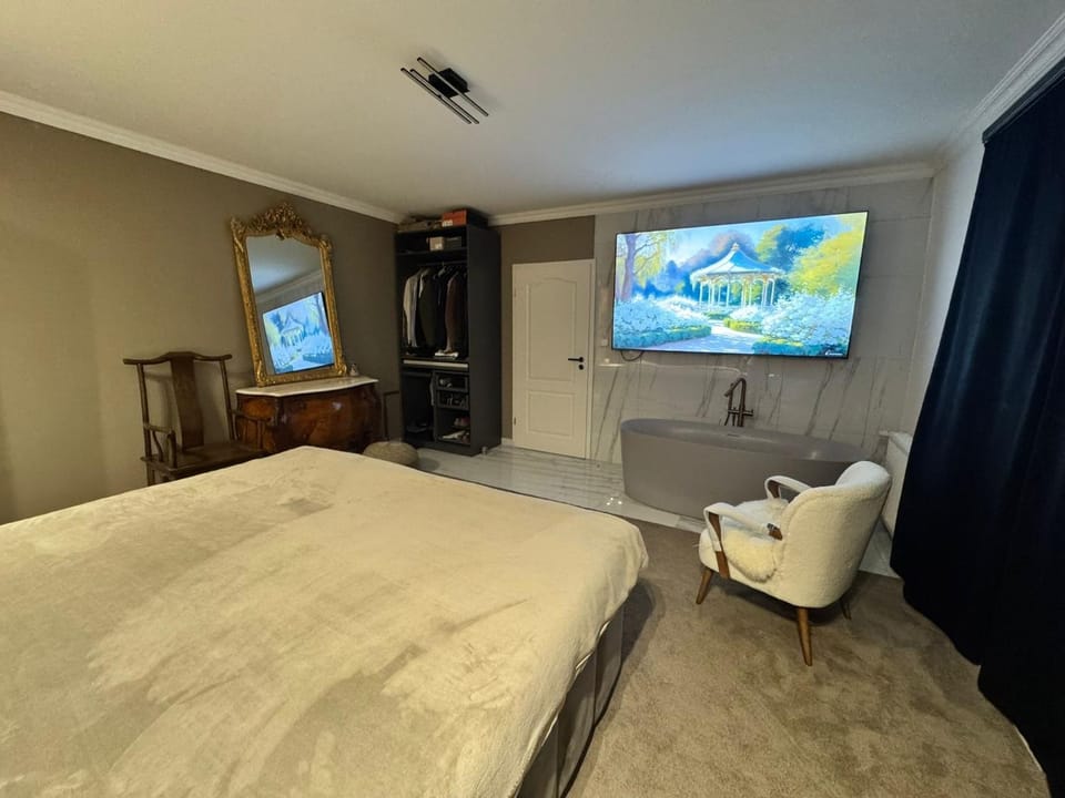 Bed, TV and multimedia, Bedroom