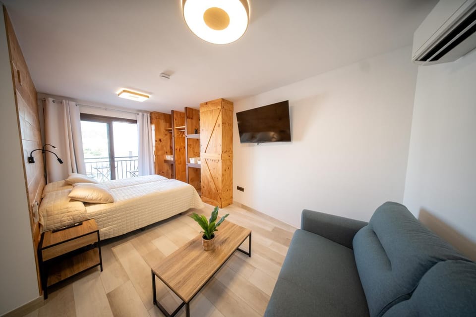 Communal lounge/ TV room, Bed, TV and multimedia, Living room, Photo of the whole room, Seating area, Evening entertainment, Bedroom