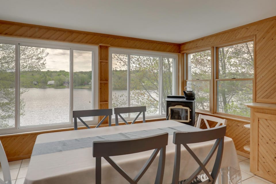 Kayaks, Paddleboat! Lakefront Retreat in Barnstead House in Barnstead