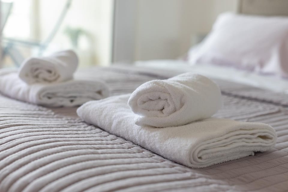 Bed, Bedroom, towels, towels