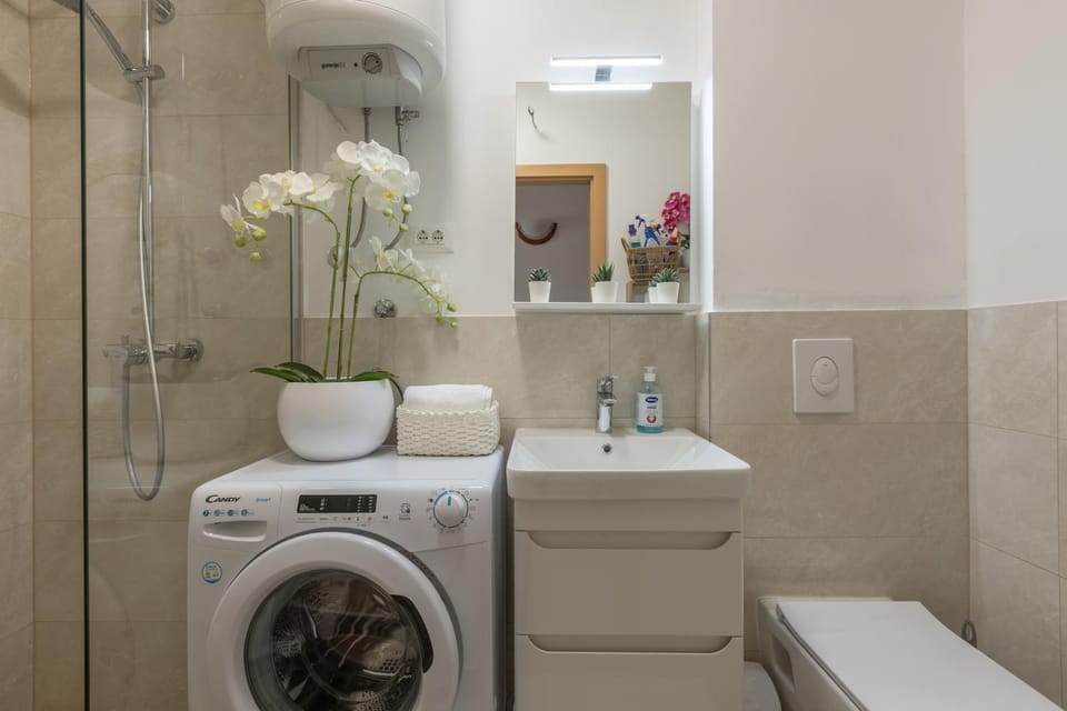 Bathroom, washing machine