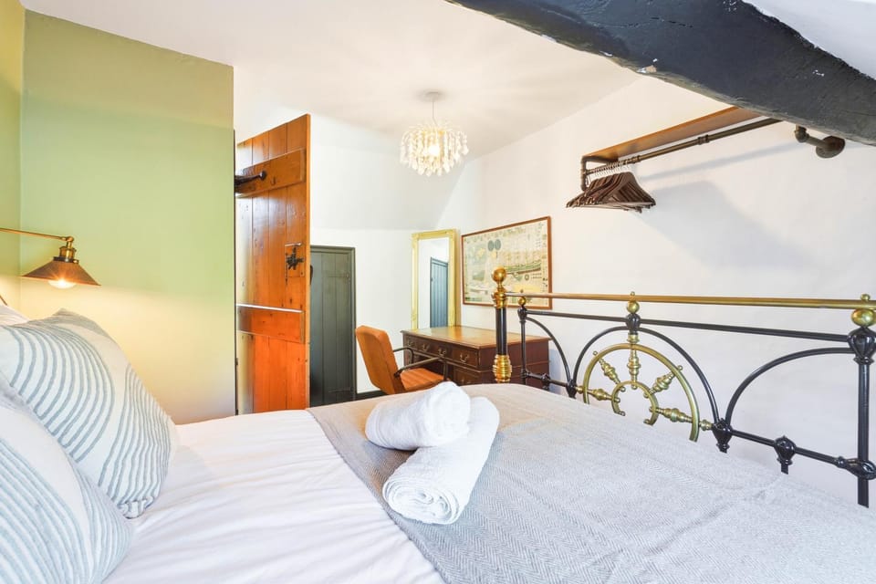 Beautifully Restored Cotswolds 4 Bed Cottage in Moreton-In-Marsh, High Street - With Garden & Fast WIFI - 4 Doubles & 1 Single Bed --- With Antique Artwork & decorative Antique-Style Flintlock Wall Display Rifle - MAE Cottage House in Moreton-in-Marsh
