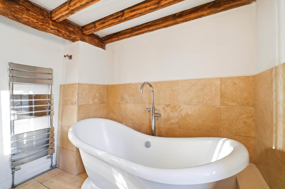 Beautifully Restored Cotswolds 4 Bed Cottage in Moreton-In-Marsh, High Street - With Garden & Fast WIFI - 4 Doubles & 1 Single Bed --- With Antique Artwork & decorative Antique-Style Flintlock Wall Display Rifle - MAE Cottage House in Moreton-in-Marsh
