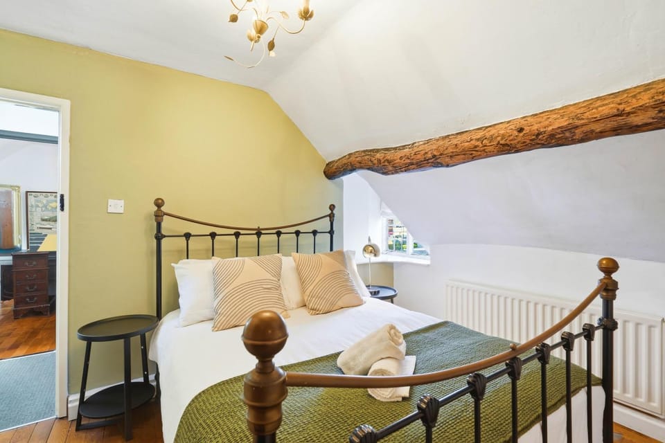 Beautifully Restored Cotswolds 4 Bed Cottage in Moreton-In-Marsh, High Street - With Garden & Fast WIFI - 4 Doubles & 1 Single Bed --- With Antique Artwork & decorative Antique-Style Flintlock Wall Display Rifle - MAE Cottage House in Moreton-in-Marsh