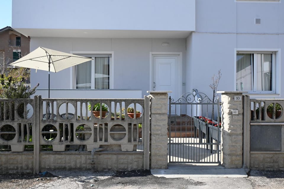 SE238 - Marotta, quadrilocale con corte privata Apartment in Marotta