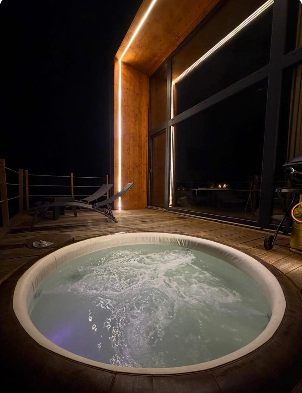 Property building, Hot Tub, Balcony/Terrace, sunbed