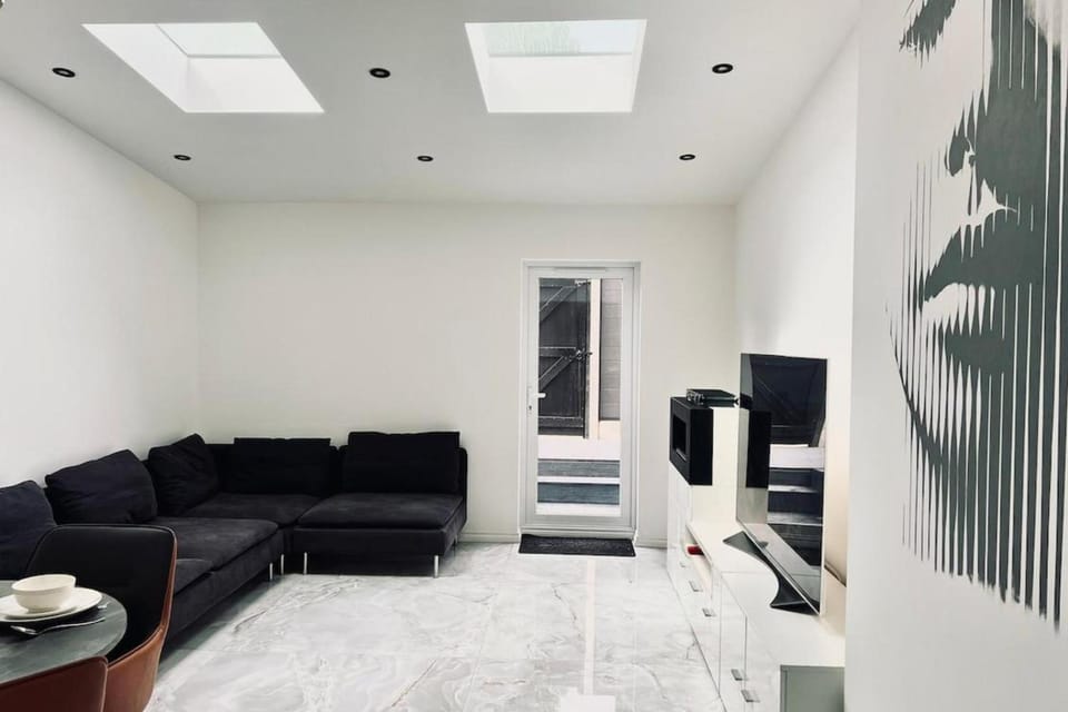 House Sleeps 10 with Free Parking - Pets Welcome House in Manchester