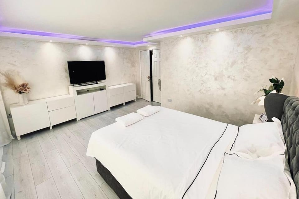 House Sleeps 10 with Free Parking - Pets Welcome House in Manchester