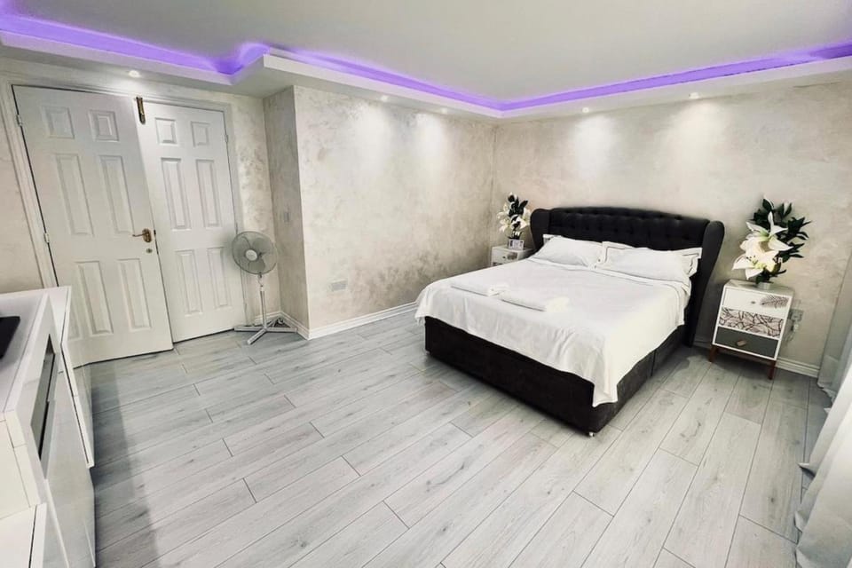 House Sleeps 10 with Free Parking - Pets Welcome House in Manchester