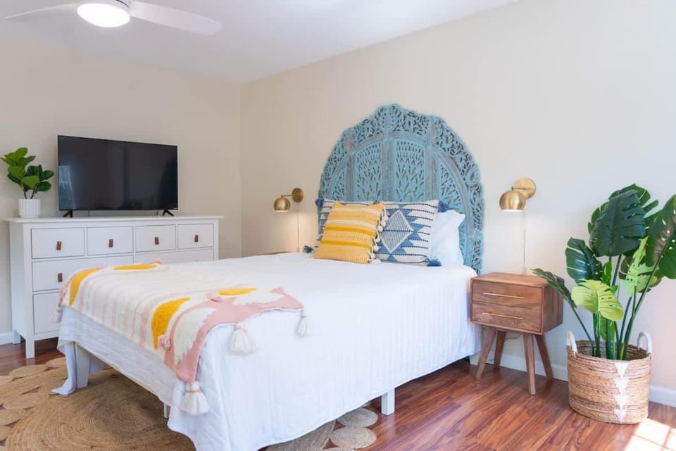 4BR 7BD 3BA Home with Fenced Yard Fire Pit & 3 Porches House in Folly Beach