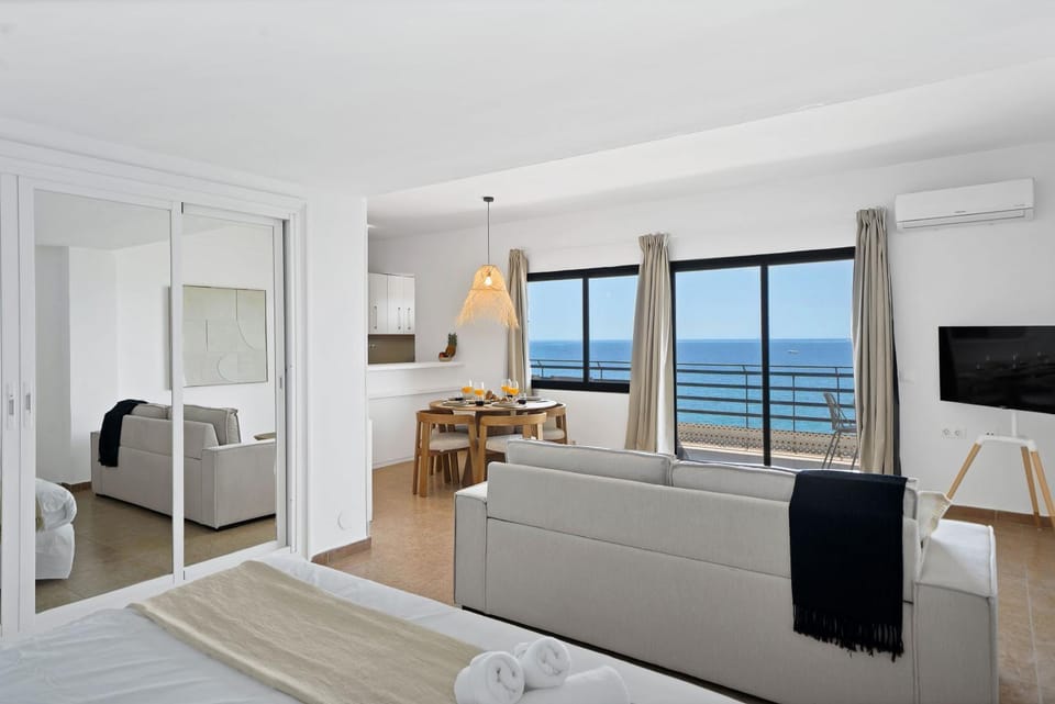 Natural landscape, TV and multimedia, Photo of the whole room, Bedroom, Sea view