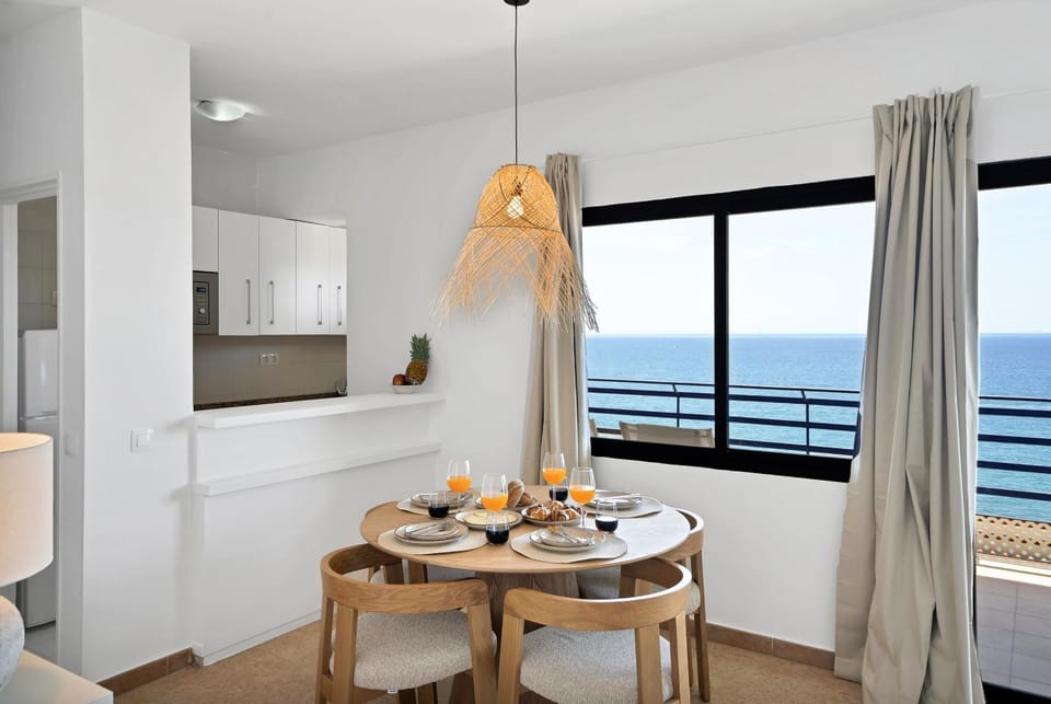 View (from property/room), Food and drinks, Dining area, Food, Sea view