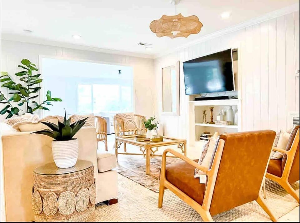 Steps to the Beach Spacious 7-Bed Home w Grill House in Folly Beach
