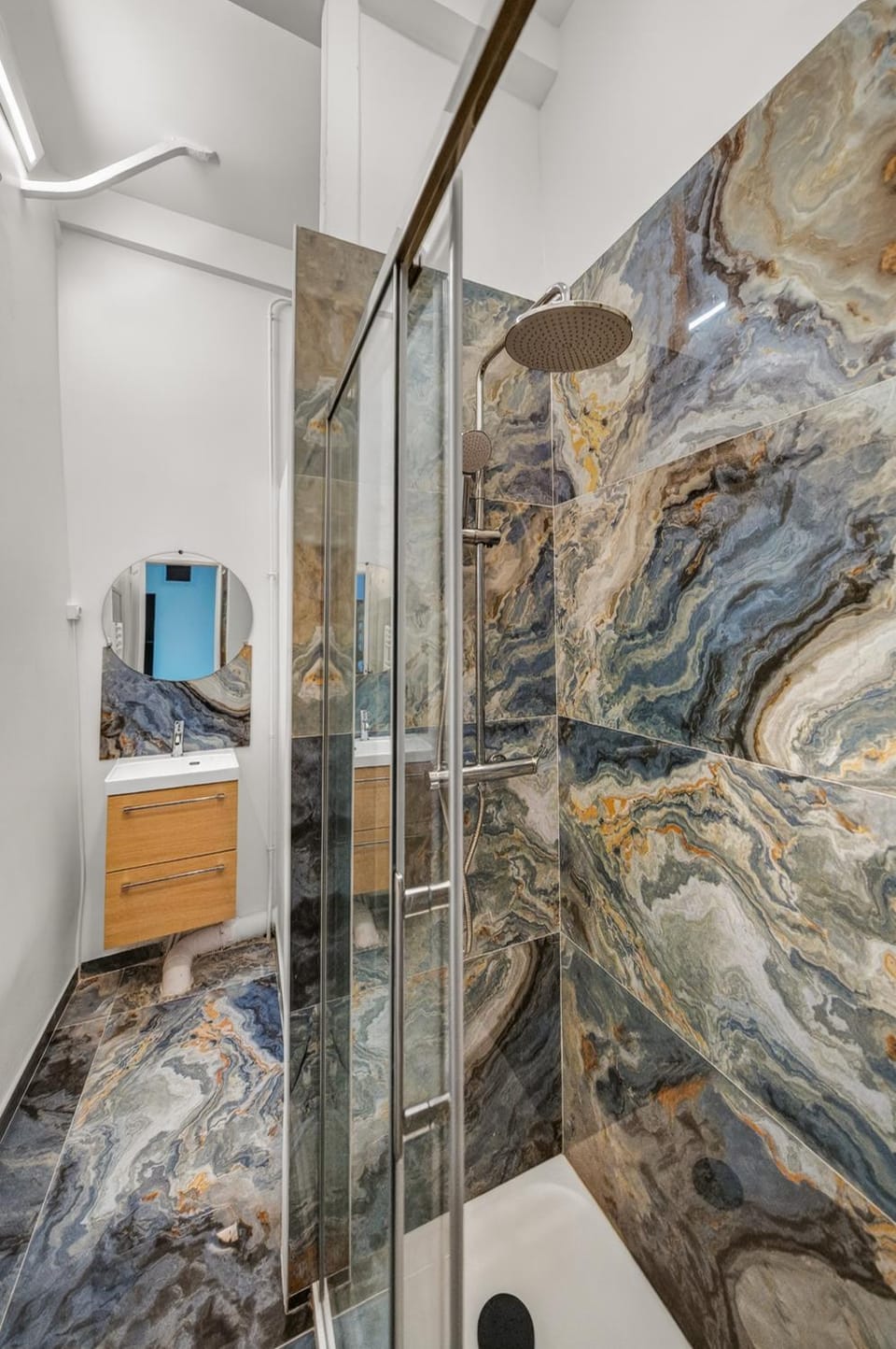 Shower, Bathroom, hair dryier, towels, acessibility