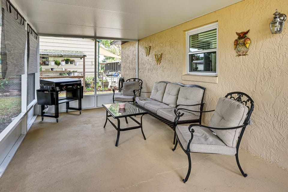 Walk to Lake Ariana Park! Home w/ Screened Porch House in Auburndale