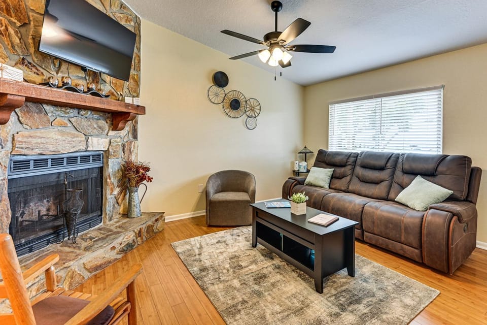 Walk to Lake Ariana Park! Home w/ Screened Porch House in Auburndale
