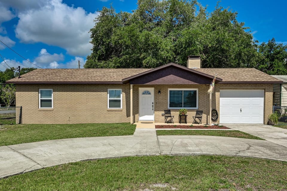 Walk to Lake Ariana Park! Home w/ Screened Porch House in Auburndale
