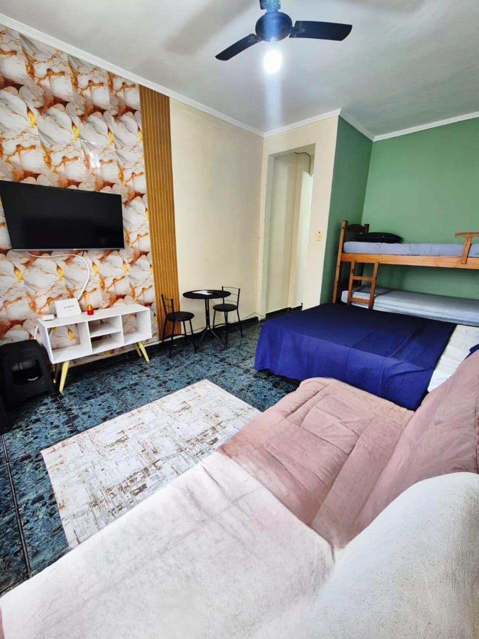Communal lounge/ TV room, Bed, TV and multimedia, Living room, Photo of the whole room, Seating area, Bedroom