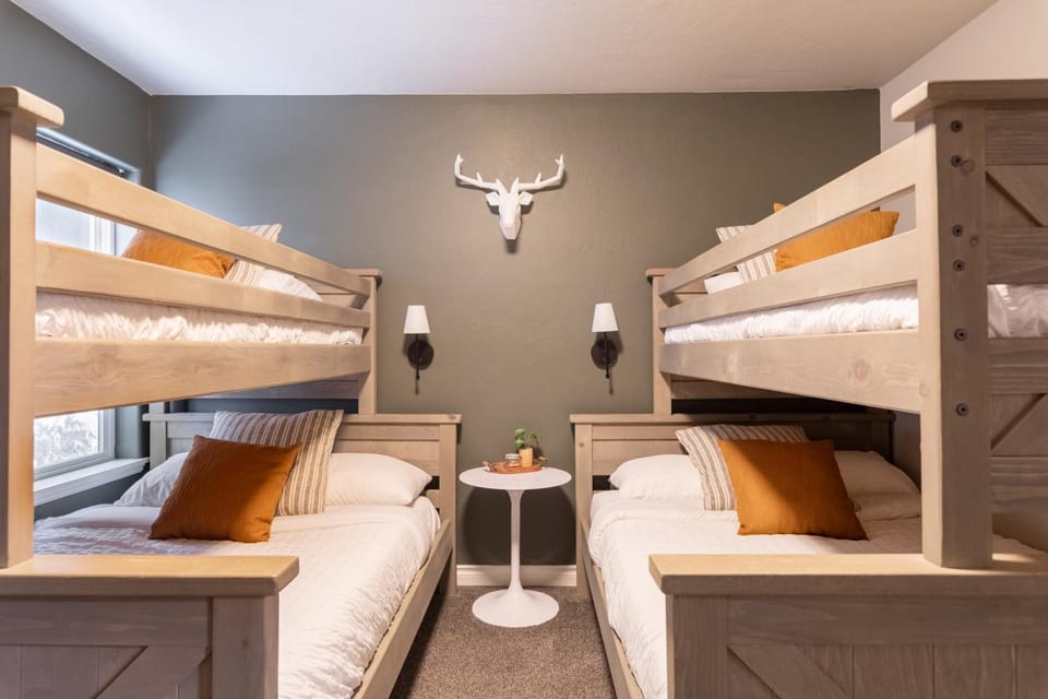 Vail Haven Oasis Hot Tub, Fire Pit & Comfy Beds House in Girdwood